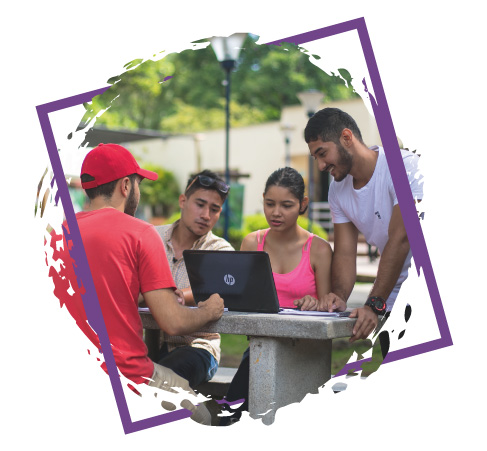 Imagen de estudiantes frente a un portátil en las mesas del campus de Unibagué