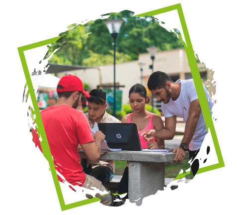 Imagen de estudiantes frente a un portátil en las mesas del campus de la Universidad de Ibagué