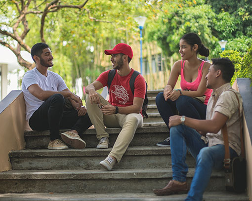Imagen de estudiantes hablando en el campus de la U