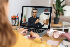 Persona usando su computadora y aprendiendo desde cualquier lugar